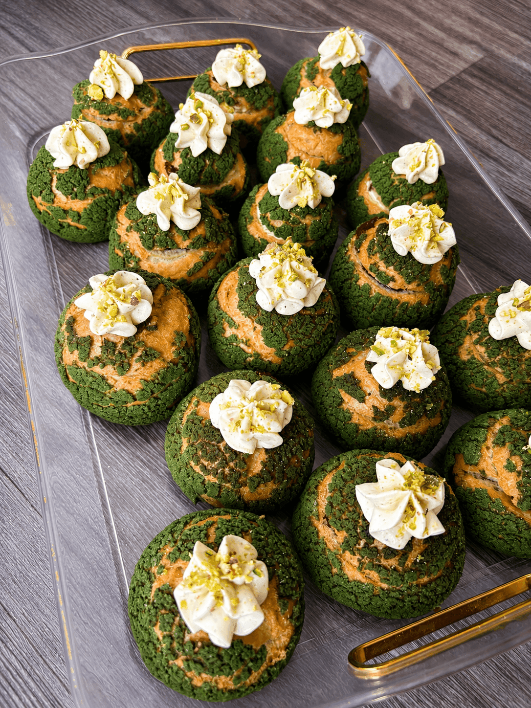 Pistáciové choux s malinami