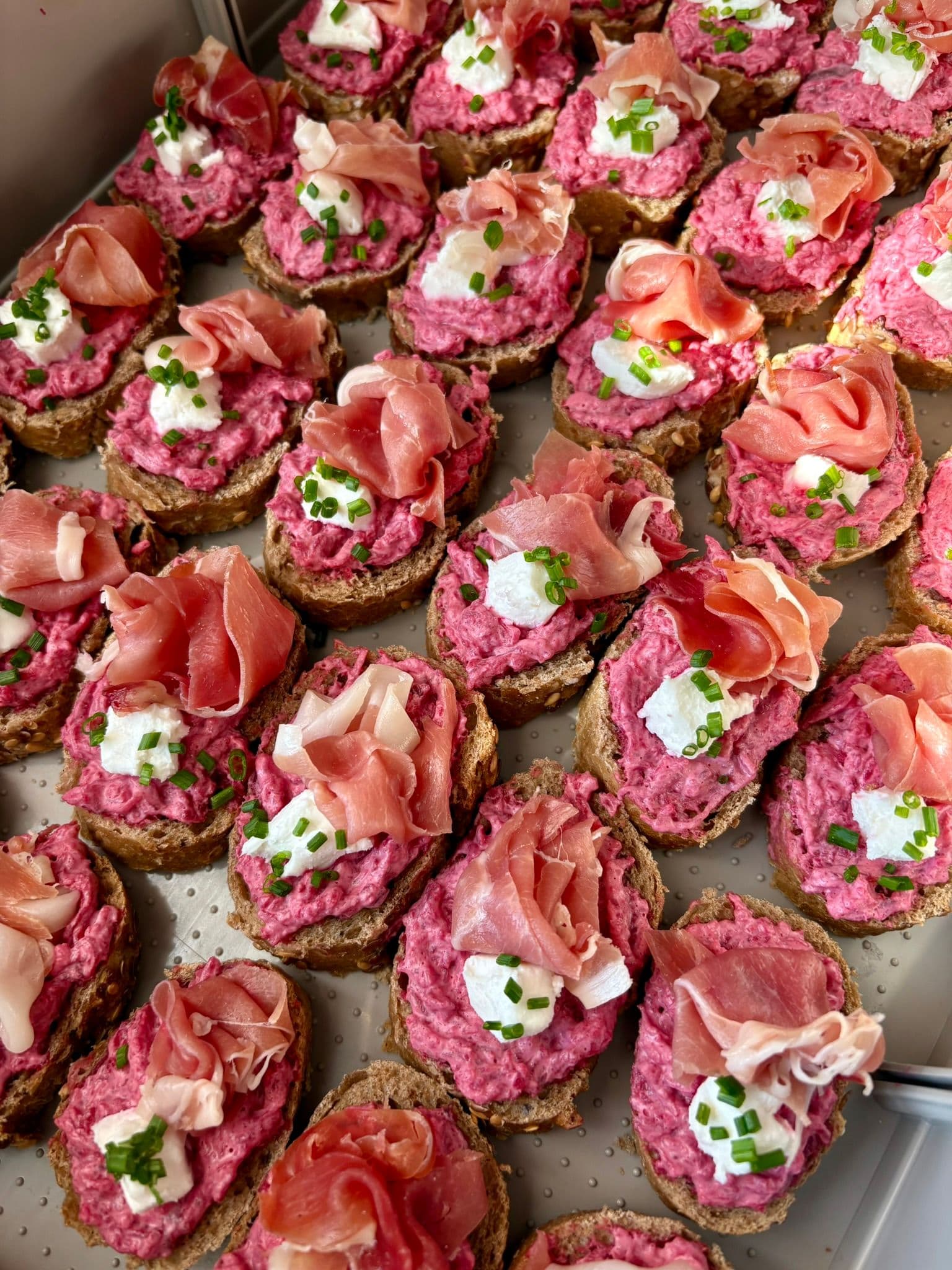 Kanapky s červenou řepou, jamónem a feta sýrem